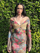 Minikleid mit V-Ausschnitt und langen Ärmeln
